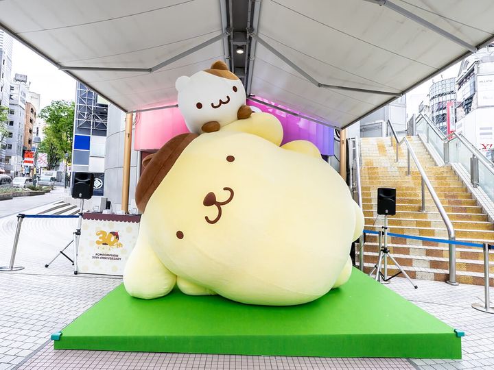 サンリオ「ポムポムプリン」巨大オブジェ「ポムポムプリン 渋谷でしらんぷりん♪」お披露目レポート