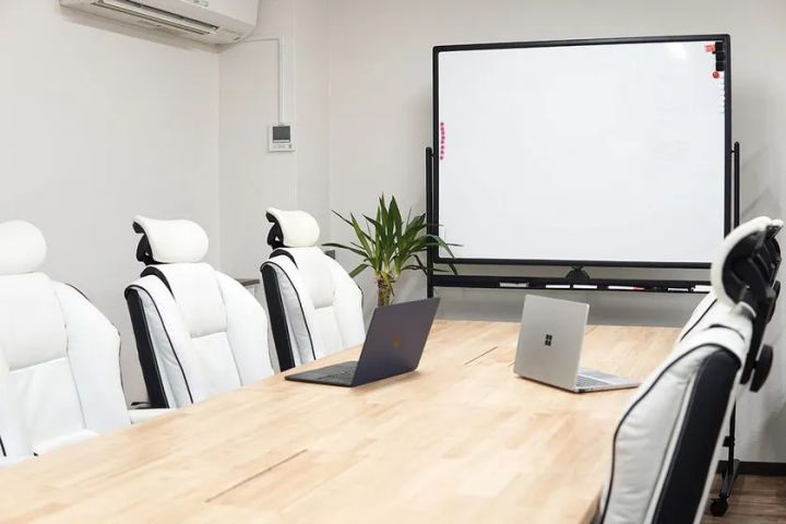 カフェのような大テーブルで作業ができ、一般就労を想定した環境の中で実践的なスキル習得が可能です。