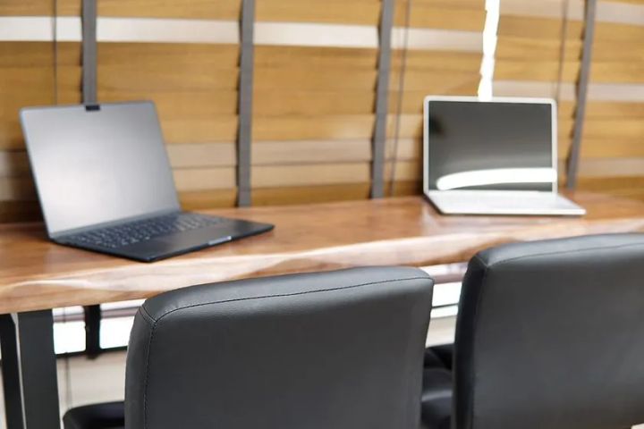 デスク作業に煮詰まった際の作業場所としても、昼食や小休憩の場としても利用できる多目的スペースです。