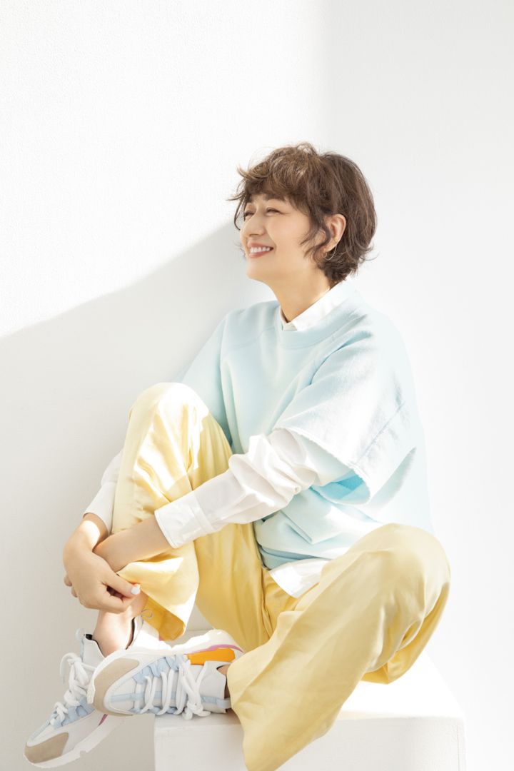 スエット¥33,000、シャツ¥77,000、パンツ¥93,500／すべてブラミンク（ブラミンク トーキョー）、イヤカフ¥106,700／ヒロタカ（ヒロタカ 表参道ヒルズ）、スニーカー¥114,400／ピエールアルディ（ピエール アルディ 東京）