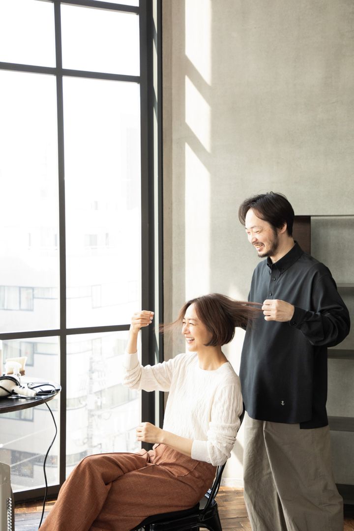 ニット¥88,000／トゥモローランド ビー（トゥモローランド 渋谷本店）、パンツ¥59,400／キャバン（キャバン 丸の内店）