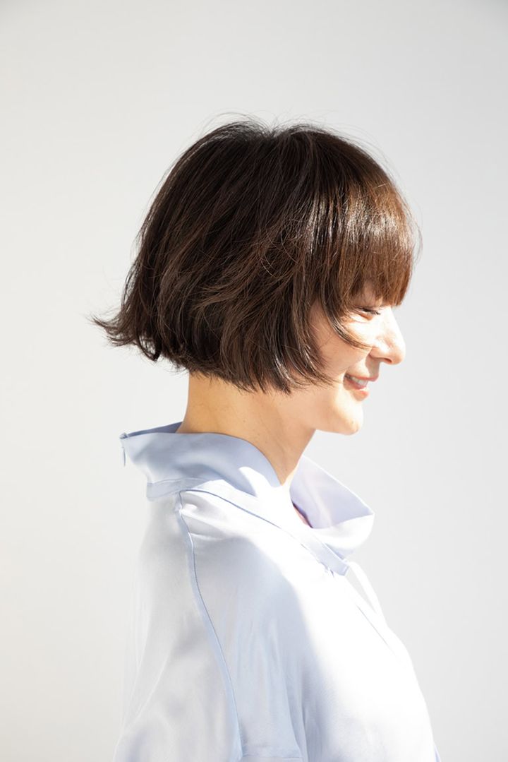 160℃のヘアアイロンで毛先を半カールし、顔方向に滑らせる。トップは毛束を頭皮に対して垂直に引き出し、毛先から内巻きに。