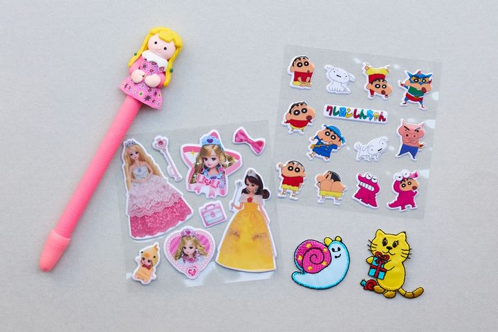 「ペン」550円、「リカちゃん シール」220円、「くれよんしんちゃん シール」220円、「ワッペン」各330円