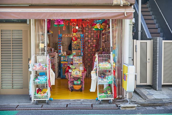 こぢんまりとした店内に細々した雑貨が並ぶ。宝探し感覚でショッピング！