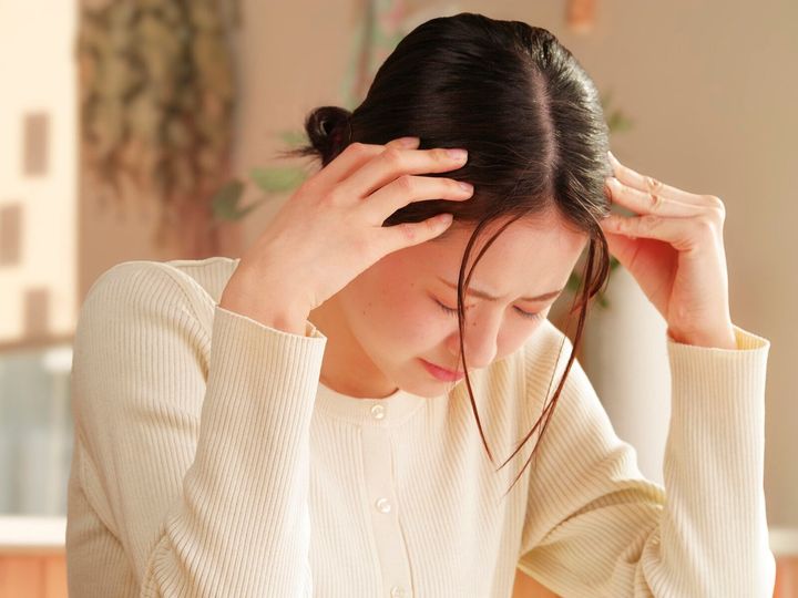 親の介護や奨学金の完済という課題に向き合い、家族と支え合いながら実家で懸命に暮らす人も少なくありません。今回は、北海道札幌市に住む34歳女性のエピソードを紹介します。