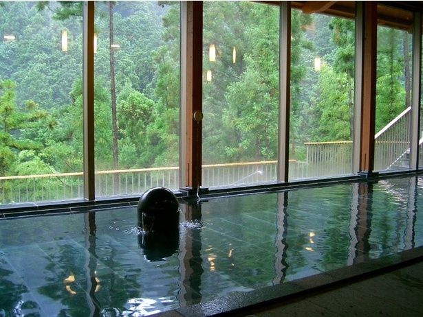 秋川渓谷瀬音の湯／東京都あきる野市 画像提供：瀬音の湯