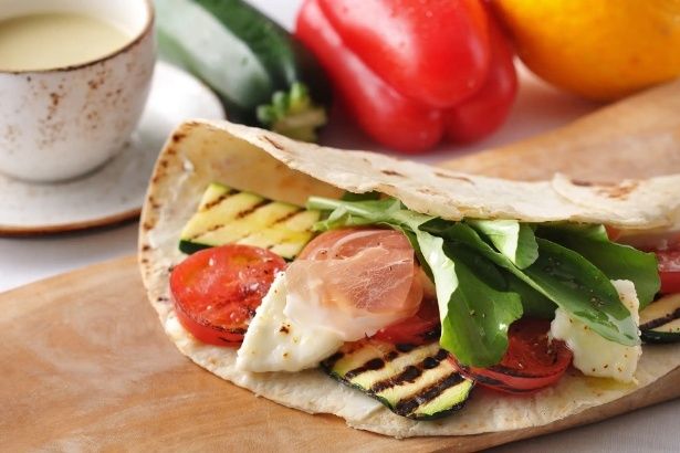 シェフが目の前で仕上げる「野菜ピアディーナ」