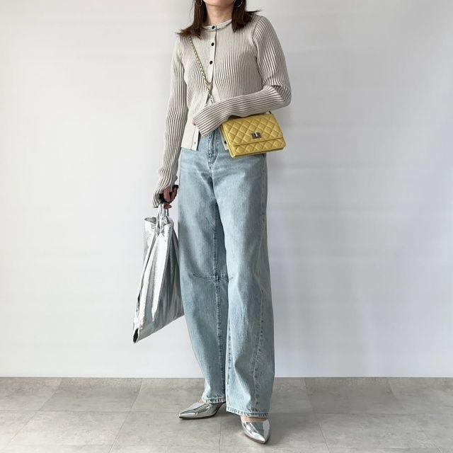 GU「バレルレッグジーンズ」ブルーカーディガンコーディネート