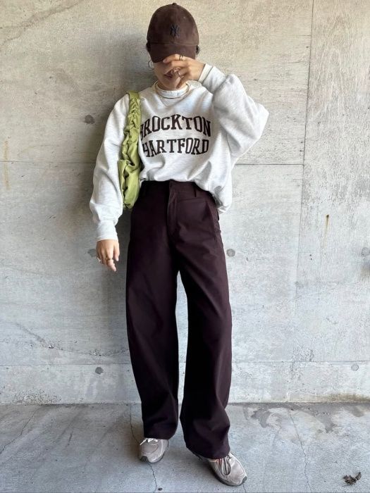 GU「ダンプリングバッグ」グリーンパンツコーディネート