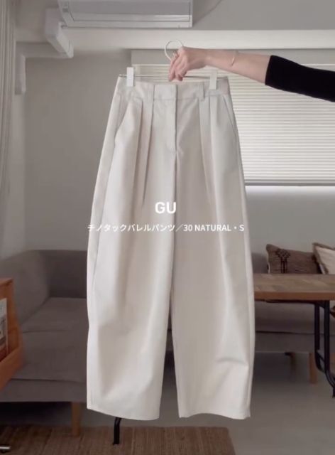 白のチノタックバレルパンツ