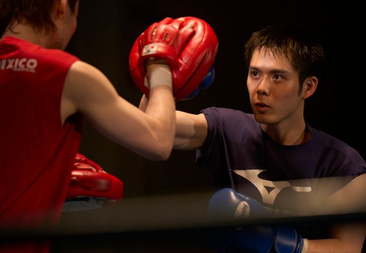 映画『人はなぜラブレターを書くのか』よりボクシング練習に励む信介（細田佳央太）