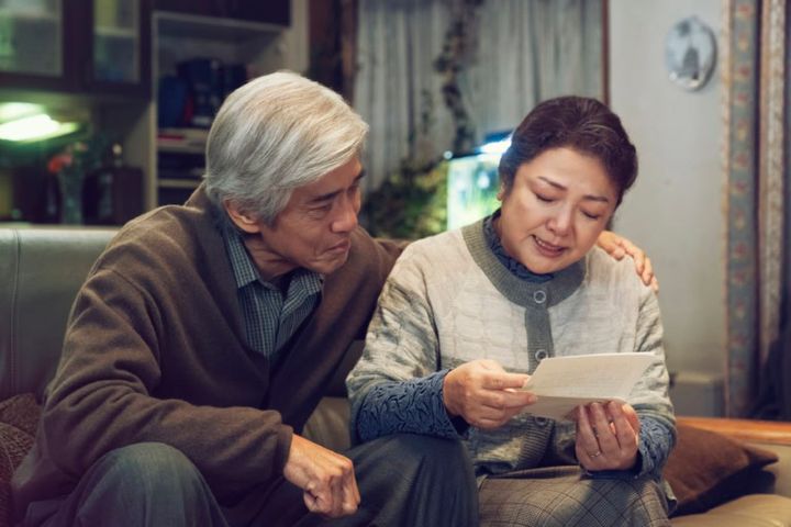 映画『人はなぜラブレターを書くのか』より富久夫妻（佐藤浩市、原日出子）