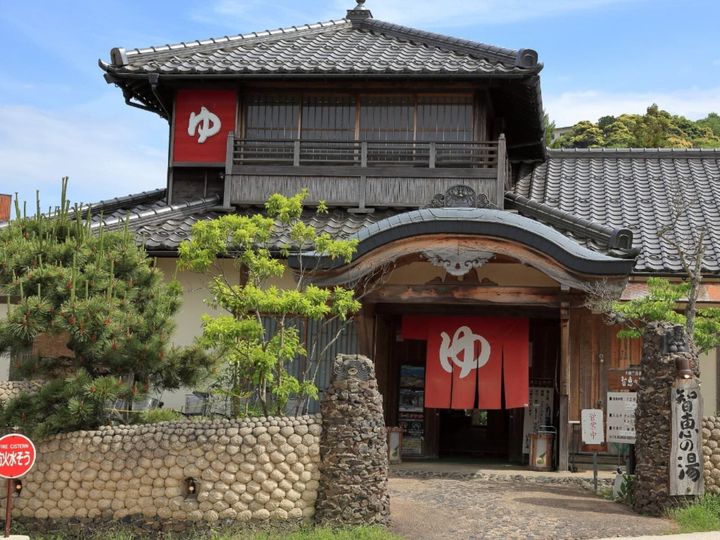 日本三景の1つ、天橋立付近に湧く「天橋立温泉」。しっとりとした肌触りの温泉は「美人の湯」として有名です。駅から徒歩圏内という好立地にありながら、城下町の風情と自然を楽しめるのが魅力。絶景を望む露天風呂や旬の味覚を求めて多くの人が訪れます。