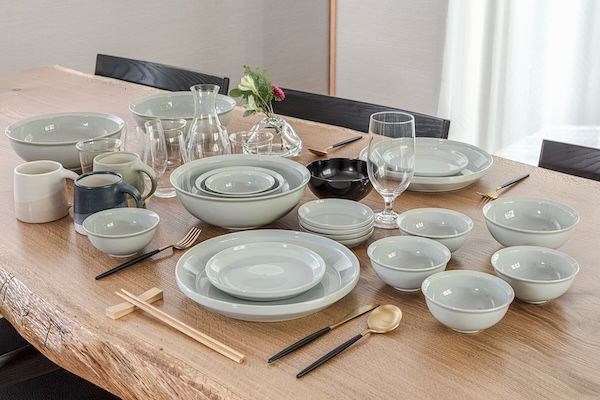 【神奈川県箱根町】箱根の一棟貸しヴィラSHIKIが、建築美と調和するKINTOのテーブルウェアを導入