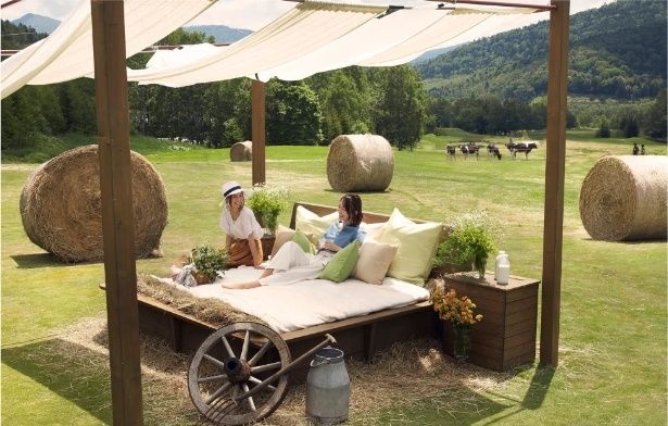 牧草ベッド(イメージ)。干し草を敷いたベッドの上で、ふかふかのブランケットに包まれながら北海道の雄大な自然と牛たちのゆったりとした時間を共有できる新スポット