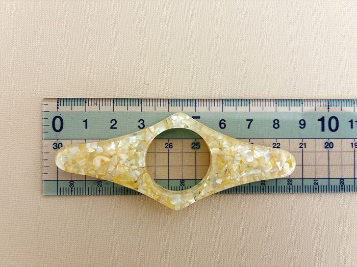 【キャンドゥ】読書が劇的にラクになる！片手でガバッと固定！？一度使ったら手放せない“優秀リング”の正体とは？