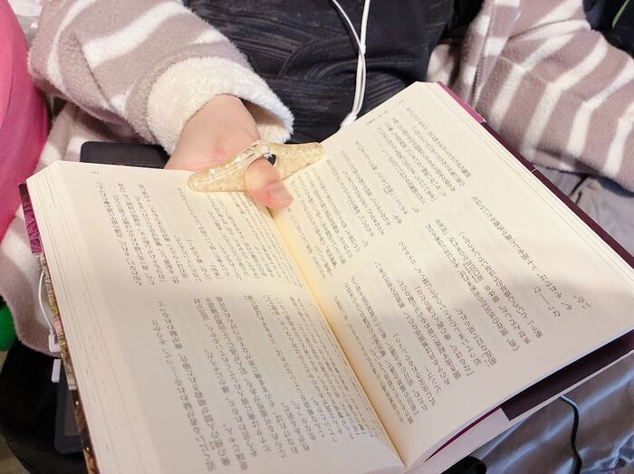 【キャンドゥ】読書が劇的にラクになる！片手でガバッと固定！？一度使ったら手放せない“優秀リング”の正体とは？