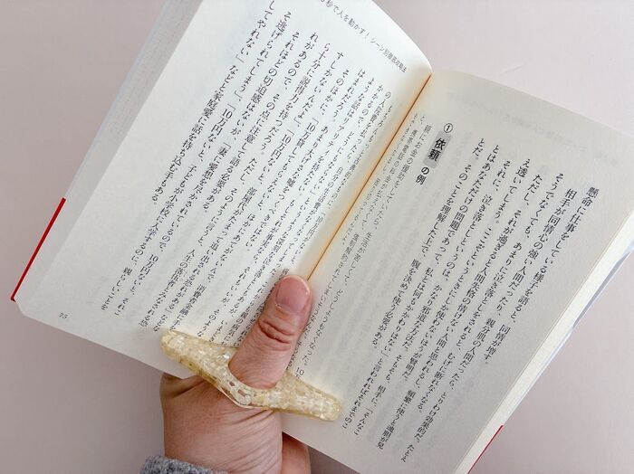 【キャンドゥ】読書が劇的にラクになる！片手でガバッと固定！？一度使ったら手放せない“優秀リング”の正体とは？