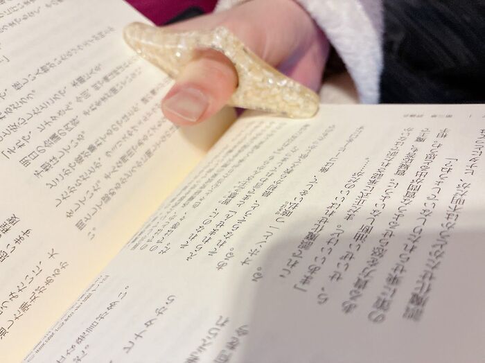 【キャンドゥ】読書が劇的にラクになる！片手でガバッと固定！？一度使ったら手放せない“優秀リング”の正体とは？
