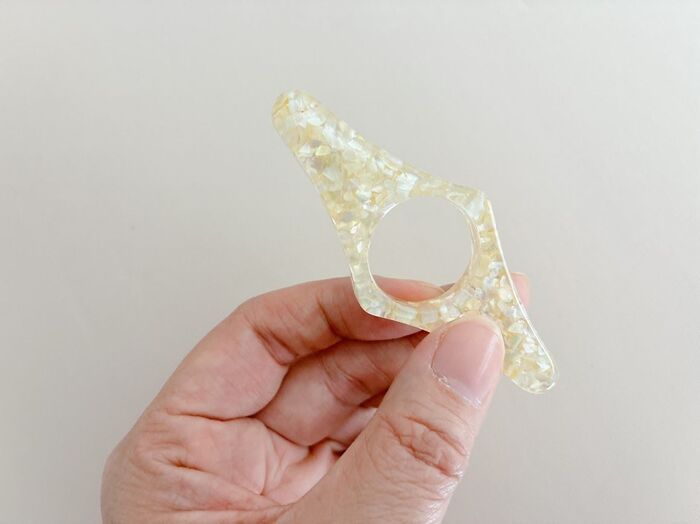 【キャンドゥ】読書が劇的にラクになる！片手でガバッと固定！？一度使ったら手放せない“優秀リング”の正体とは？