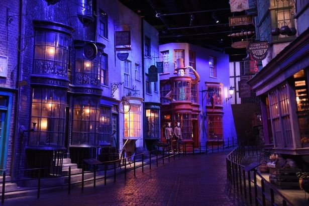 色鮮やかにライトアップされたダイアゴン横丁 撮影：ソムタム田井