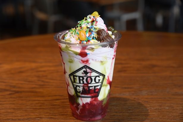 ジェリービーンズやカエルチョコをトッピングした「『ぜーんぶちょうだい』ミルクシェイク」(950円) 撮影：ソムタム田井