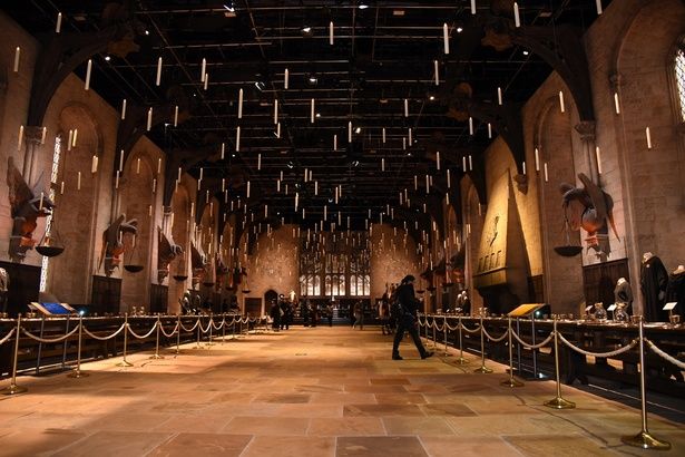 無数のキャンドルが吊るされた大広間 撮影：ソムタム田井