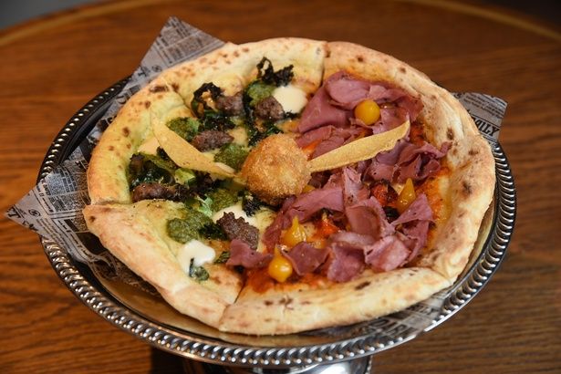 クィディッチ対戦をイメージした「クィディッチピザ ～グリフィンドール VS スリザリン～」(2800円) 撮影：ソムタム田井