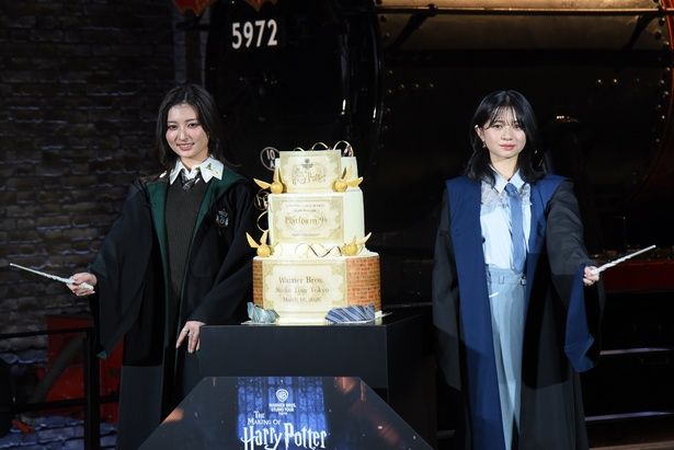 チケットをモチーフにした巨大アニバーサリーケーキにご満悦の様子 撮影：ソムタム田井