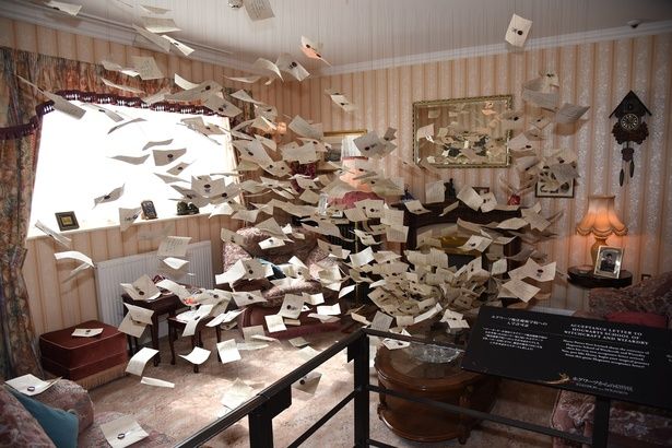 特別企画に合わせて展示された、降り注ぐ大量の手紙 撮影：ソムタム田井