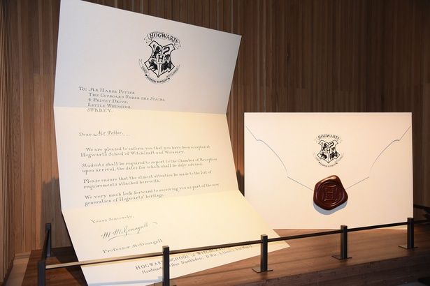 ロビーに展示されたビッグサイズの入学許可証 撮影：ソムタム田井