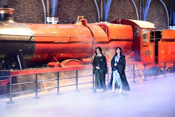 スモークに包まれた演出で登場する、桜田ひよりさんと吉川愛さん 撮影：ソムタム田井