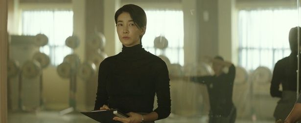 団員たちから「魔女」と呼ばれる、完璧主義者の芸術監督ソラ [c] 2023 TWOMEN FILM ALL RIGHTS RESERVED