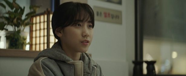 交通事故で母を失ったイニョンは、家賃を払えず住む場所まで奪われてしまう [c] 2023 TWOMEN FILM ALL RIGHTS RESERVED