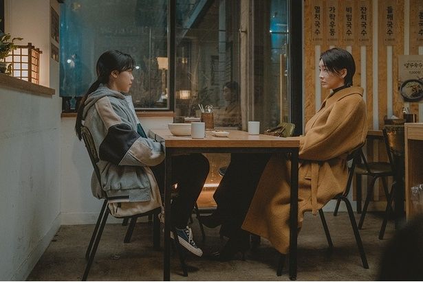 ソラの冷たく固まった心をゆっくりと溶かしていくイニョン [c] 2023 TWOMEN FILM ALL RIGHTS RESERVED