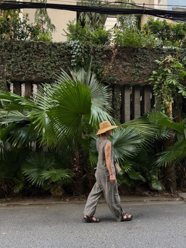 麻のオールインワン…Tigre Brocante、バッグ…FENDI、シューズ…CHACO