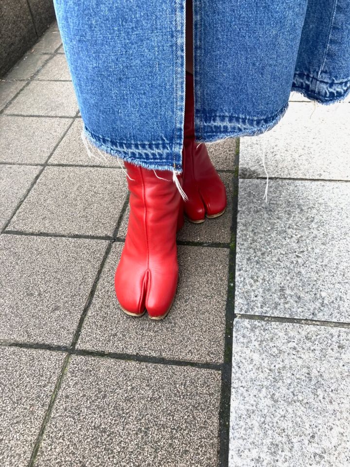 「メゾンマルジェラのバッグ＆ブーツが醸し出すモードな佇まいが 、大人な余裕を感じさせるアクセントに！」