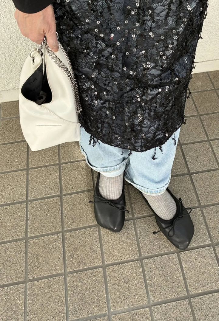 バッグとシューズはともにMM6。「モード感ある靴と敢えて白のチェーンバッグで抜け感もプラスしました」（岩崎さん）。