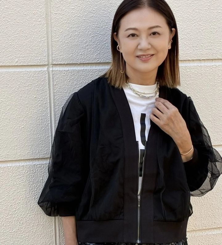 耳元は、ビームスのチェーンイヤカフとエテのビジューイヤカフをコーディネイト。ネックレスはイロプライム、バングルはプラージュのもの。「メンズライクなカジュアルアイテムが好きなので 小物やアクセサリーで上品なものを取り入れるようにしています」（岩崎さん）。