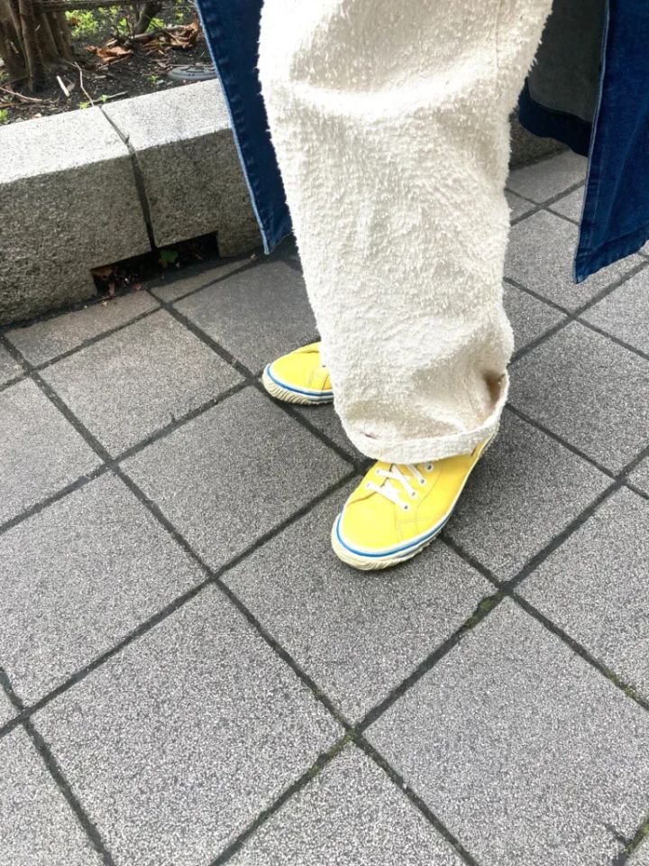 「ボトムスはユニークでリラクシーな素材感が気に入って購入したジャガードデニム。トップスと色でつながりを持たせてIラインをつくり、スタイルUPを狙っています」