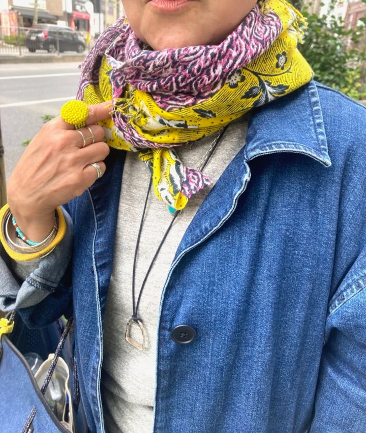 「ブルーデニムと好相性なイエローは爽やかで気分が上がる組み合わせ。鮮やかなイエローのスニーカーやイエローの柄を含むストール、アクセサリーなどをちりばめるように合わせてみました。イエローの鮮明さが強くなりすぎず品よくプラスできたと思います」