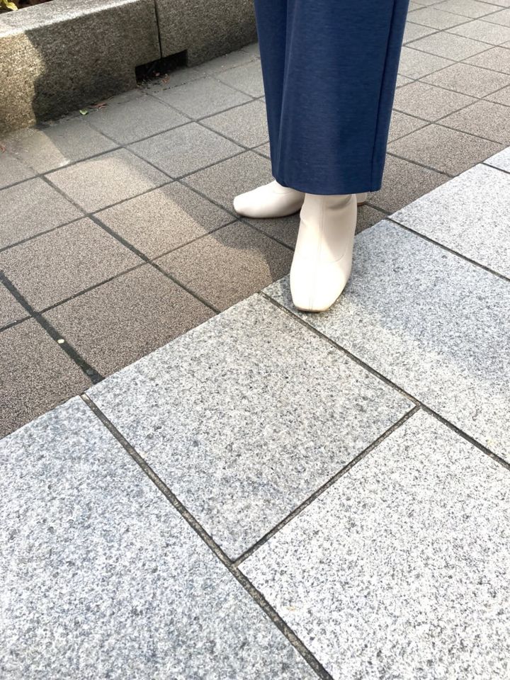 「スプリングコートの色が重たく沈んで見えないよう、トップスとシューズはクリーンで爽快感のある白アイテムをセレクト。コートのグリーンと喧嘩せずに明るく華やかに見えるアクセントに」