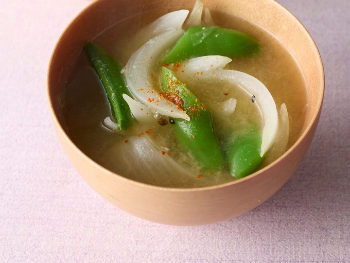 お椀に入った、スナップえんどうと玉ねぎの味噌汁が２杯
