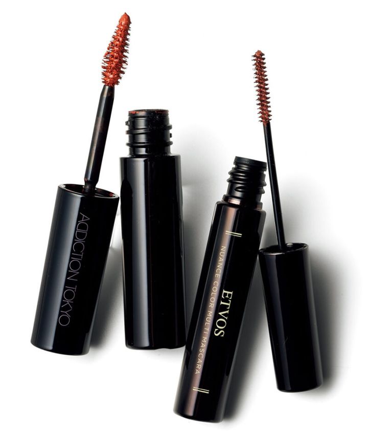 （右）うぶ毛まで染める極細の三角コーム型ブラシ。エトヴォス ニュアンスカラーマルチマスカラ モーヴブラウン ¥2,970／エトヴォス （左）毛先まで高発色。アディクション アイブロウマスカラ カラーニュアンス003¥3,300／ADDICTION BEAUTY