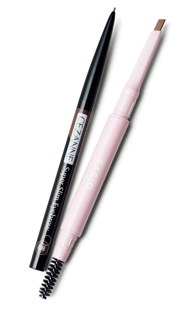 （右）鋭角部分で繊細眉に、面を使えばふんわり眉に。ファシオ ウォータープルーフ アイブロウ（しずく型芯） 02 ¥1,100（編集部調べ）／コーセー （左）0.9mmの細芯でもしっかり発色。セザンヌ 超細芯アイブロウ08 ¥550／セザンヌ化粧品