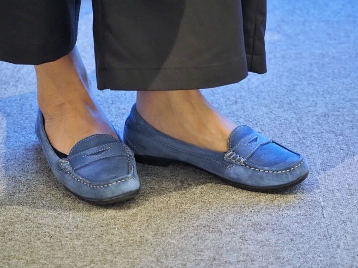 ブルーのフラットシューズ