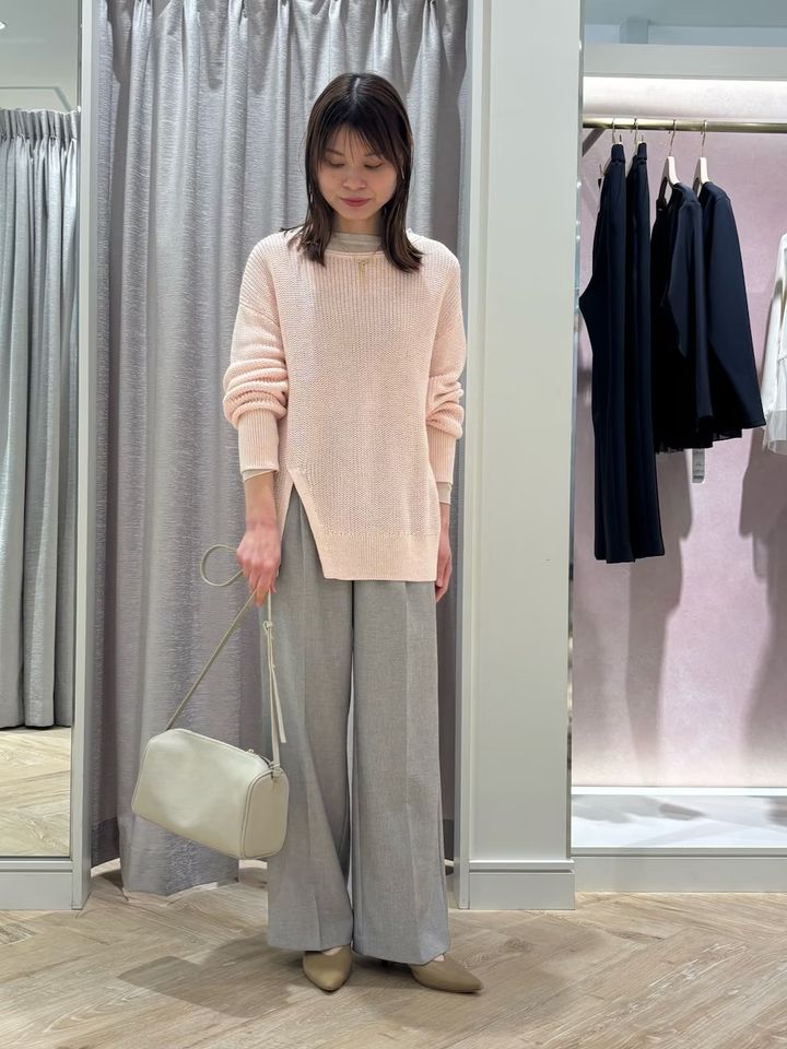 中間色「グレージュ」のパンツが万能