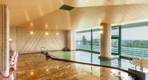 5階にある展望大浴場からお堀を見下ろす 画像提供：亀の井ホテル 柳川