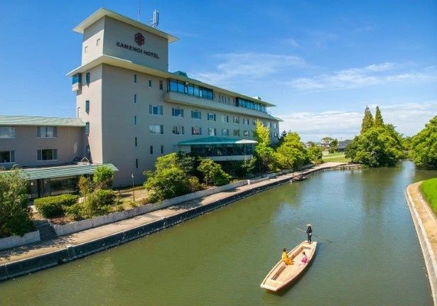 お堀のすぐそばに建つ好立地の温泉宿だ 画像提供：亀の井ホテル 柳川