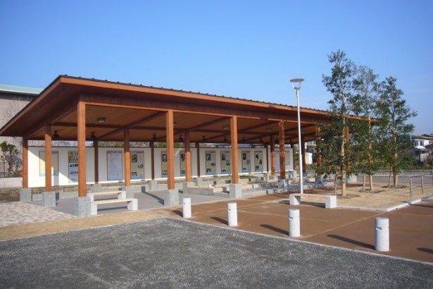 お堀沿いにあり、さわやかな風が吹いてくる「からたち文人の足湯」 画像提供：柳川市観光課